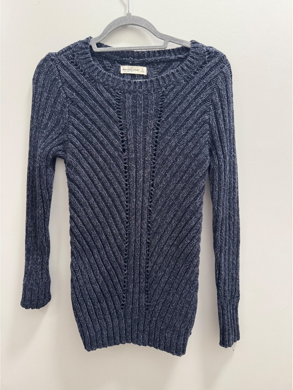 Abercrombie & Fitch Women's Navy Blue Ribbed Knit Sweater
